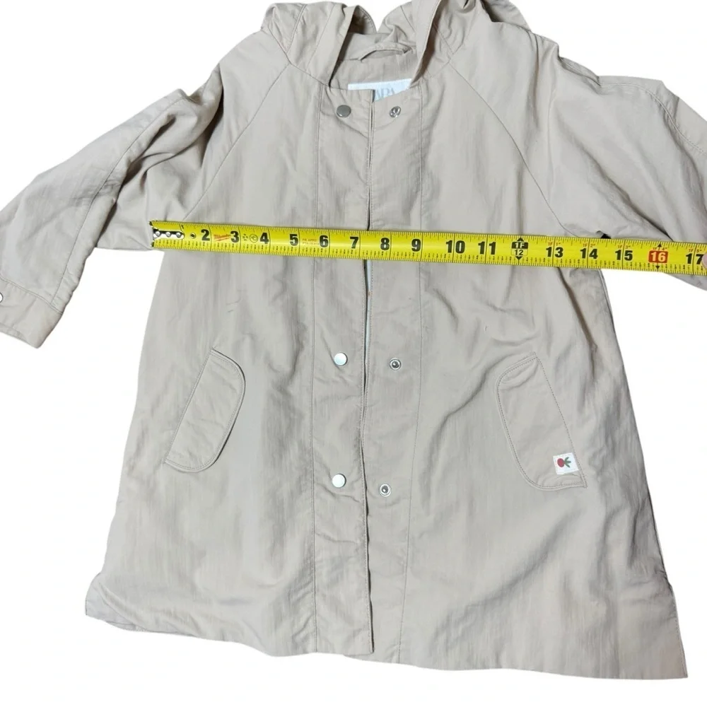 Zara| Kids Kids Beige Trench Coat with a hood. Snap button closure. Size 4-5